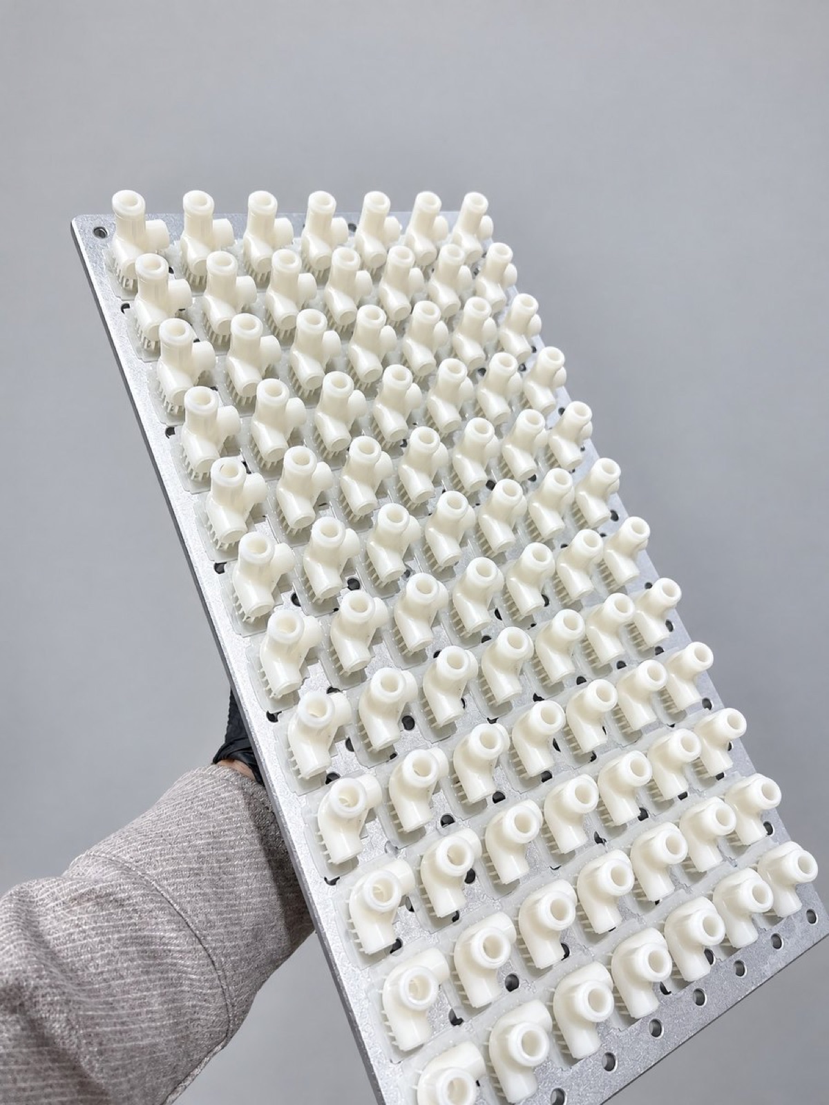 Build plate of white connectors in hand